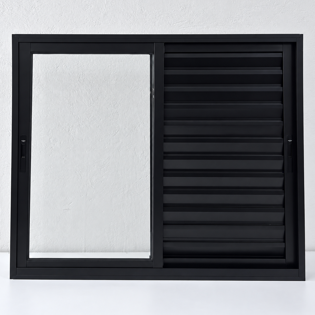Janela veneziana 3 folhas de alumínio preta, vista frontal, vidro à esquerda e palhetas à direita, peça real do kit 120 × 100 cm