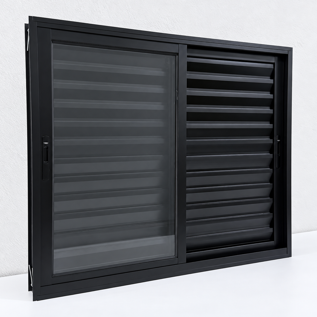 Janela veneziana 3 folhas de alumínio preta, vista frontal, vidro à esquerda e palhetas à direita, peça real do kit 120 × 100 cm